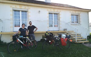 28/07/2024 Kyllian et Ophélie:
Nous voyageons entre frère et sœur depuis les Sables d'Olonne jusqu'à Nantes. 

Nous avons passé une Superbe soirée chez Sébastien, alias la Limace Borné ! Malgré le travail et les travaux, il nous a accueilli et à passer la soirée avec nous. Bonne préparation pour tes futures sorties vélo :)