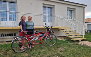04/09/205 Manon &amp; Esther
Partie du Pays Bas depuis 3 semaines jusqu'à chez moi, elles ont passé par la bretagne et longe la cote atlantique pour aller au Maroc.
Il ne faut pas se fier aux apparences, ces de bouts de femmes sont motivés et endurantes. Leur particularité, c'est se déplacer en tandem. Elles sont aussi discrètes que gentilles et curieuses de découvrir et partager avec les personnes leur histoire et l'histoire de l'hôte ( de découvrir les spécialités). les échanges sont des plus intéressants. Merci Manon et Esther, c’était un plaisir.
La vie est un voyage, profitez de la balade.