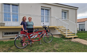04/09/2025 Manon & Esther
Partie du Pays Bas depuis 3 semaines jusqu'à chez moi, elles ont passé par la bretagne et longe la cote atlantique pour aller au Maroc.
Il ne faut pas se fier aux apparences, ces de bouts de femmes sont motivés et endurantes. Leur particularité, c'est se déplacer en tandem. Elles sont aussi discrètes que gentilles et curieuses de découvrir et partager avec les personnes leur histoire et l'histoire de l'hôte ( de découvrir les spécialités). les échanges sont des plus intéressants. Merci Manon et Esther, c’était un plaisir.
La vie est un voyage, profitez de la balade.