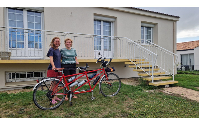 04/09/205 Manon & Esther
Partie du Pays Bas depuis 3 semaines jusqu'à chez moi, elles ont passé par la bretagne et longe la cote atlantique pour aller au Maroc.
Il ne faut pas se fier aux apparences, ces de bouts de femmes sont motivés et endurantes. Leur particularité, c'est se déplacer en tandem. Elles sont aussi discrètes que gentilles et curieuses de découvrir et partager avec les personnes leur histoire et l'histoire de l'hôte ( de découvrir les spécialités). les échanges sont des plus intéressants. Merci Manon et Esther, c’était un plaisir.
La vie est un voyage, profitez de la balade.
